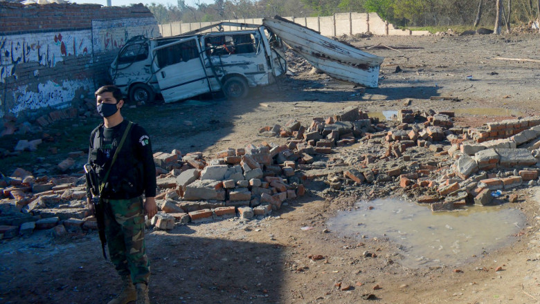 Atentat sinucigas la o baza militara din Pakistan: 12 morti si 30 de raniti. Atacul a fost revendicat de un grup afiliat talibanilor Imagine