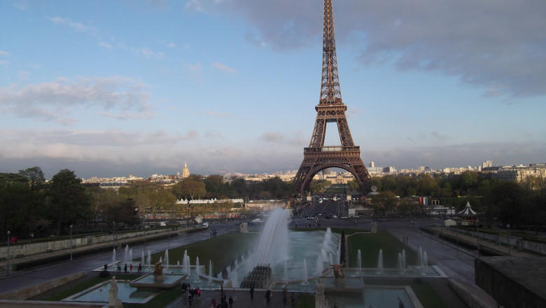 Atentatele din Franta de la inceputul lunii au ieftinit vacantele la Paris Imagine