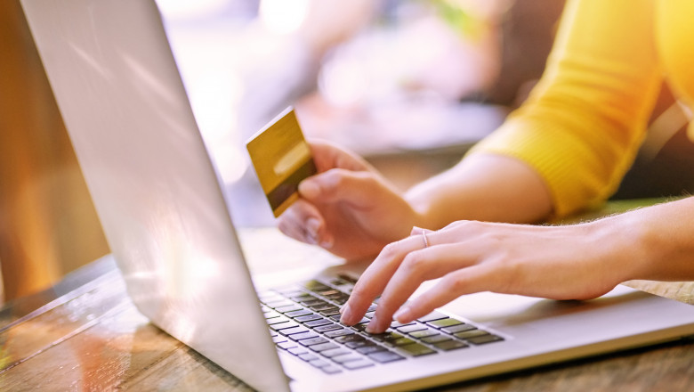 „Atentie la SMishing!”. Avertismentul specialistilor in securitate cibernetica privind pericolele in perioada reducerilor online Imagine