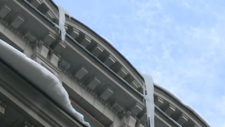 Atentie la turturi! Masini avariate, in centrul Capitalei Imagine