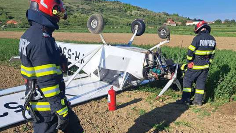 Aterizare fortata a unui avion de mici dimensiuni in Alba. Pompierii au gasit aeronava rasturnata cu rotile in sus Imagine