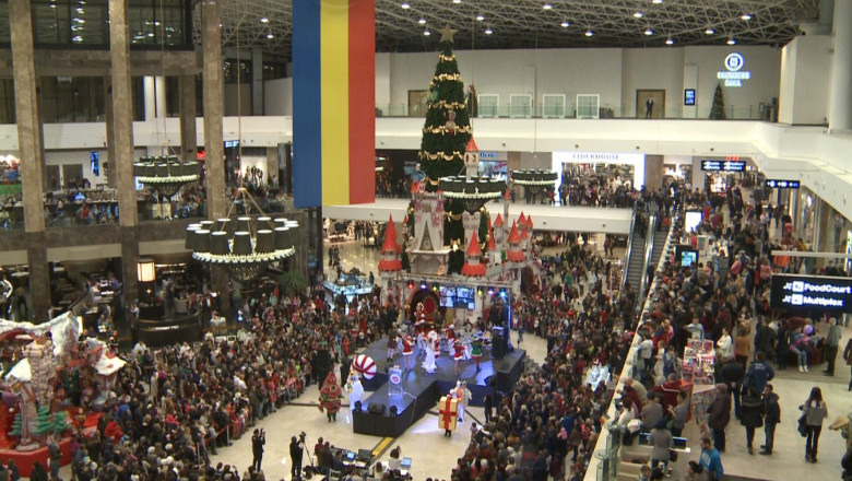 Atmosfera de sarbatoare la Iasi. O suta de spiridusi au cantat si au dansat, condusi de Mos Craciun Imagine