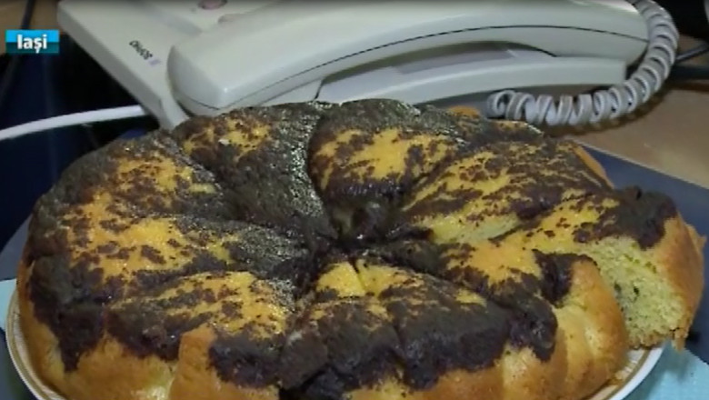 Atmosfera de sarbatoare la institutiile publice. Functionarii s-au intors la birou cu sacosele pline cu bucate Imagine