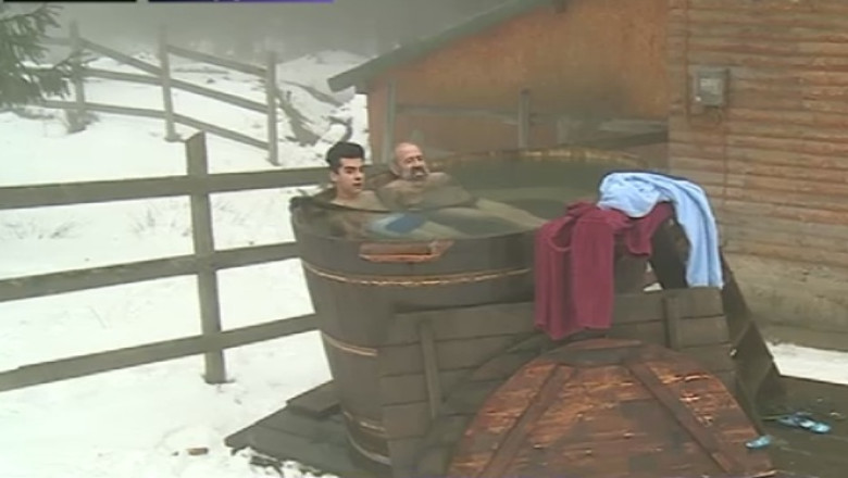 Atractie turistica de Alba. Bai fierbinti in butoiul din zapada Imagine