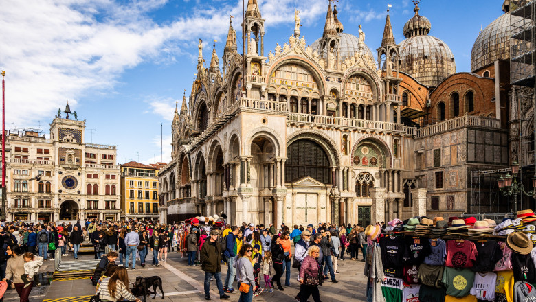 „Attenzione, pickpocket!”. Italianca devenita vedeta pe internet a fost atacata de un hot de buzunare roman Imagine