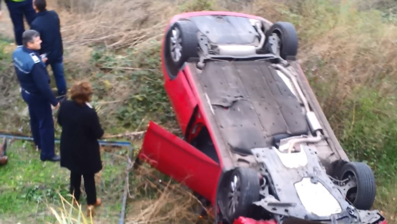 Au ajuns in rapa. O soferita neatenta a luat pe capota un biciclist si s-a rasturnat in sant Imagine
