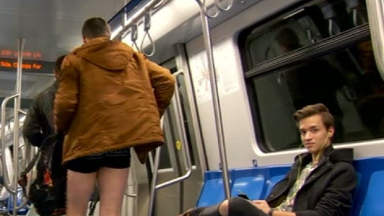 Au calatorit cu metroul in lenjerie intima Imagine
