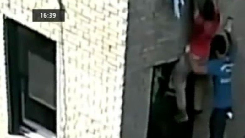 Au devenit eroi peste noapte. Doi americani si-au salvat vecinul al carui apartament luase foc Imagine