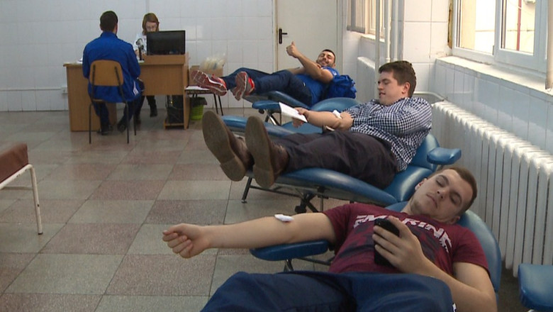 Au facut echipa pentru o cauza nobila. Zeci de rugbisti si pompieri din Iasi au donat sange Imagine