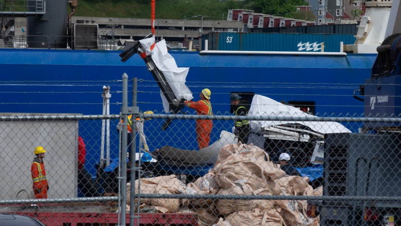 Au fost gasite ramasite umane printre resturile submersibilului Titan aduse la suprafata. „A fost o operatiune extrem de riscanta” Imagine