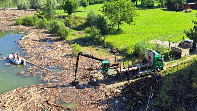 Au inceput lucrarile de curatare a lacului Izvorul Muntelui de sutele de tone de deseuri aduse de viituri Imagine