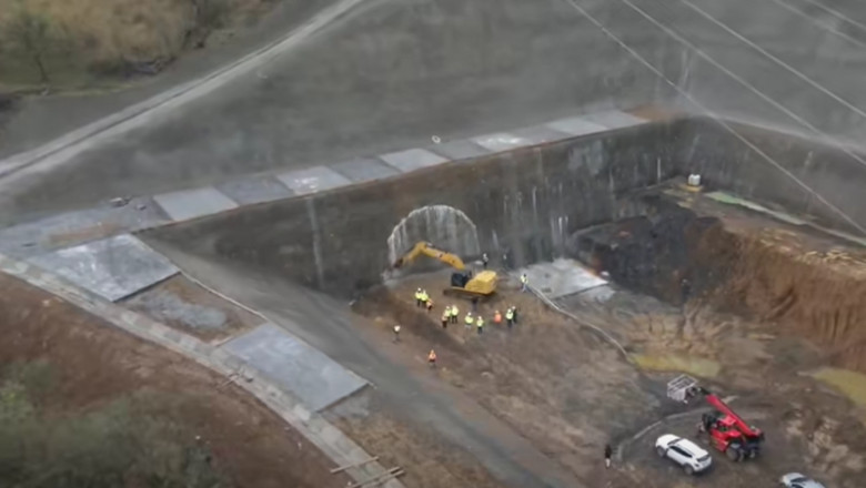 Au inceput lucrarile la tunelul Robesti de pe A1 Sibiu-Pitesti, care va avea 900 de metri lungime. Imagini cu sapaturile in munte Imagine