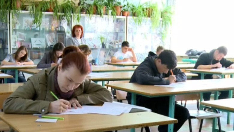 Au inceput probele scrise ale Bacalaureatului. 13 elevi au fost eliminati pentru tentativa de frauda Imagine
