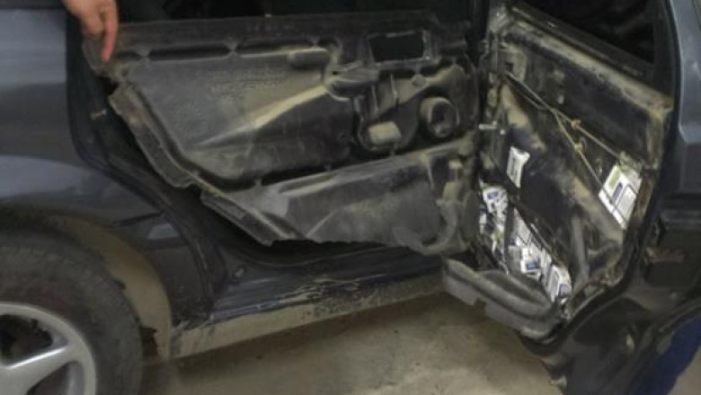 Au incercat sa treaca vama cu portierele masinii burdusite cu mii de pachete de tigari de contrabanda Imagine