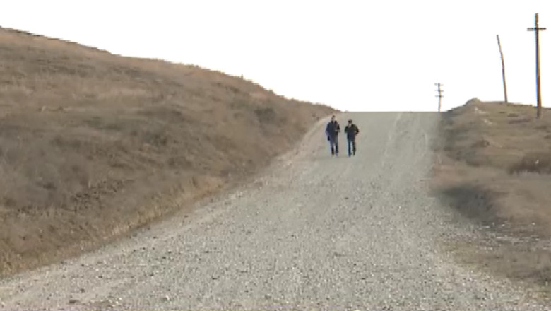 Au microbuz scolar, dar tot trebuie sa mearga si cate 8 kilometri pe jos sa ajunga la ore Imagine