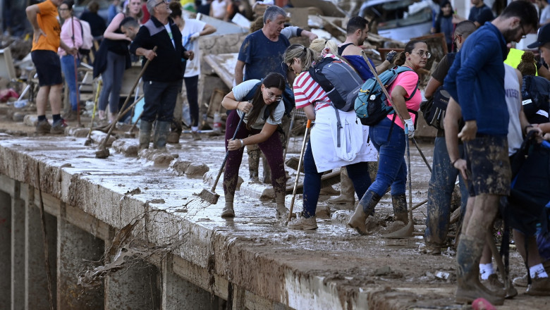 Au parcurs kilometri, pentru a ajuta sinistratii. Imagini devenite virale ale mobilizarii voluntarilor dupa prapadul din Spania Imagine