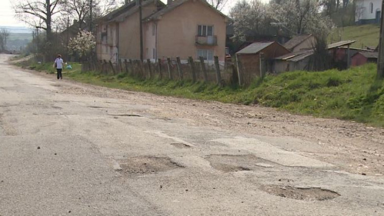 Au refacut 9 kilometri de drum in doi ani Imagine