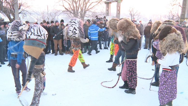 Au renuntat la bate, dar tot au primit interdictie la bataie. Jandarmii i-au avertizat pe mascatii de la Ruginoasa  ca risca o condamnare penala in cazul in care se incaiera Imagine