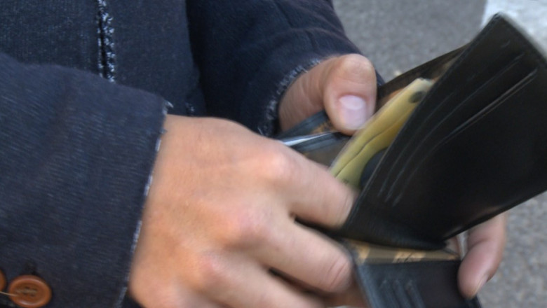 Au returnat portofelul gasit pe strada. Doi barbati au dus la politie un portofel cu 300 de lei Imagine