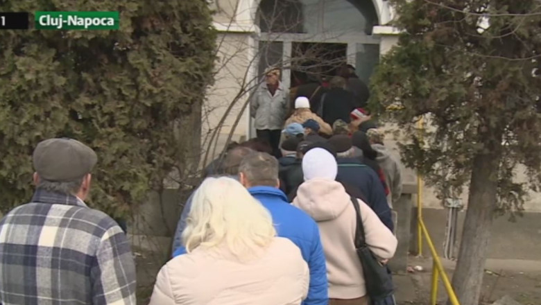 Au stat la coada pentru ajutoare Imagine