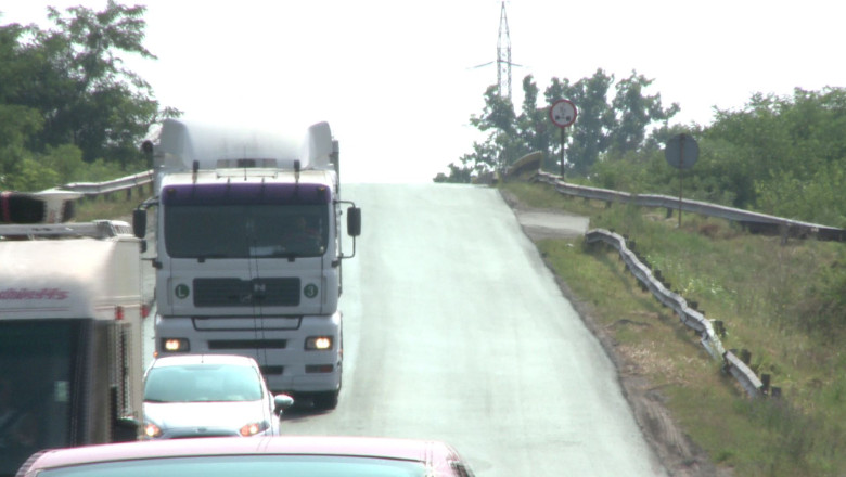 Au uitat de pod. 14 kilometri din DN25 au fost asfaltati recent, insa, lucrarile s-au facut pana la intrarea si iesirea de pe pod Imagine
