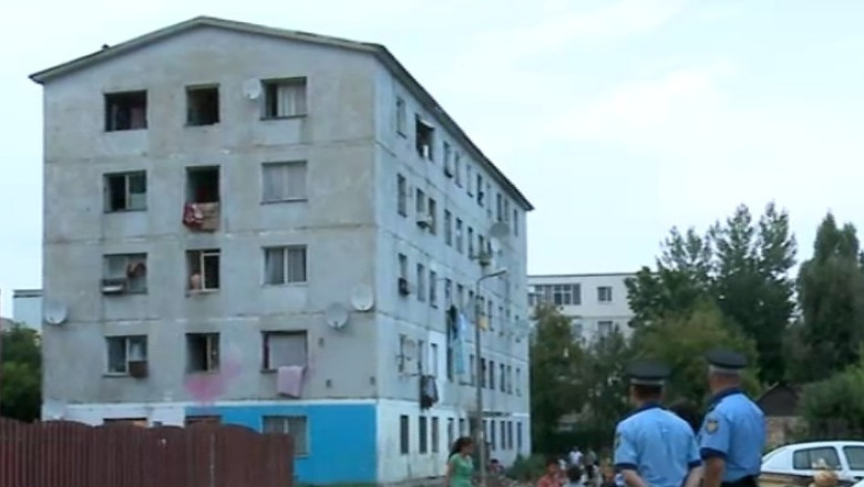 Au zidit usile, ca sa alunge locatarii care locuiau abuziv Imagine