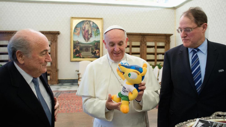 Audienta la Vatican. Papa Francisc a primit de la presedintele FIFA mascota Cupei Mondiale din 2014 Imagine