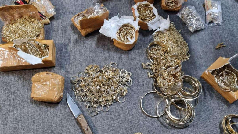 Aur ascuns la motorul masinii. Peste 5 kilograme de bijuterii, in valoare de 1.250.000 lei, au fost confiscate in Vama Giurgiu Imagine