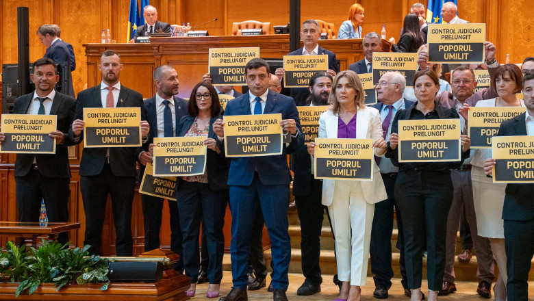 AUR, protest in prima sedinta de plen a sesiunii parlamentare: au deplans prelungirea controlului judiciar in cazul lui Calin Georgescu Imagine