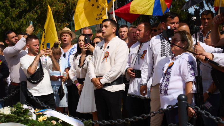 AUR, scandal la Tebea cu o zi inaintea motiunilor de cenzura. Fotograful lui Simion s-a urcat peste mormantul lui Avram Iancu Imagine