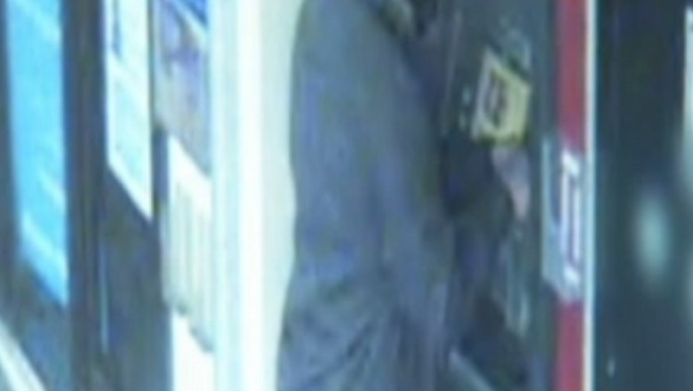 Australia. Mai multi romani au furat peste 100.000 de dolari din bancomate in Sydney Imagine