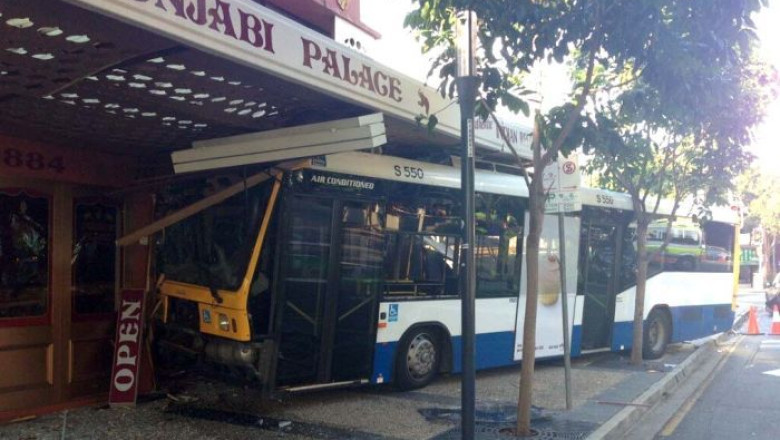AUSTRALIA. Trei oameni au fost raniti dupa ce un mirobuz a trecut prin geamul unui restaurant Imagine