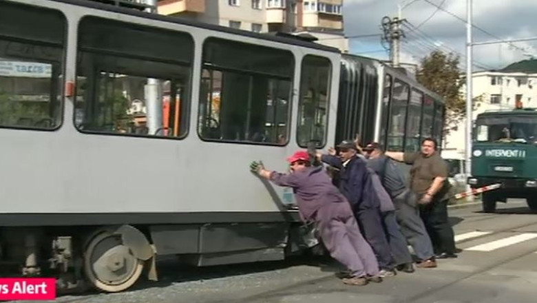 Autobuz lovit de tramvai, in Cluj-Napoca. Opt persoane au fost ranite Imagine
