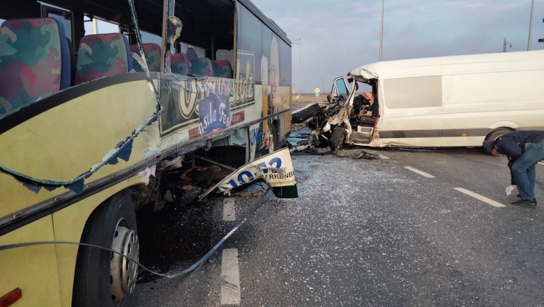 Autobuz plin cu pasageri implicat intr-un accident rutier, in judetul Galati. 7 oameni au ajuns la spital Imagine