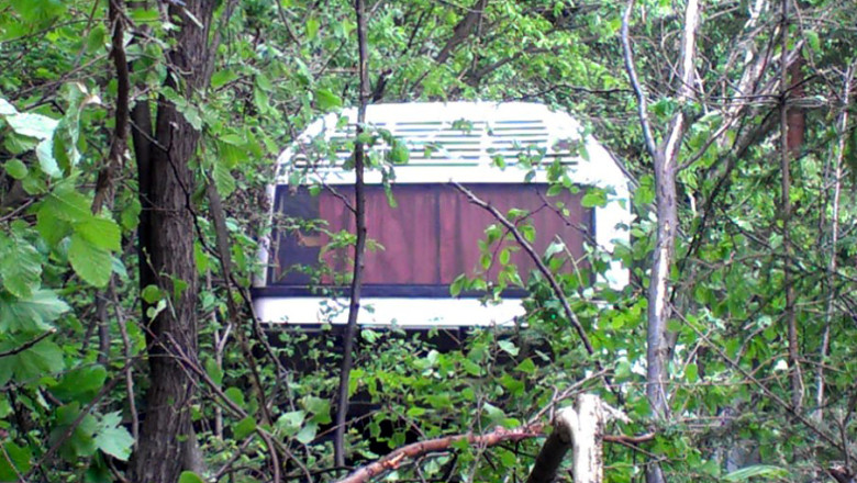 Autocar cu turisti, cazut intr-o rapa. Un ranit, transportat la spital cu elicopterul SMURD Imagine