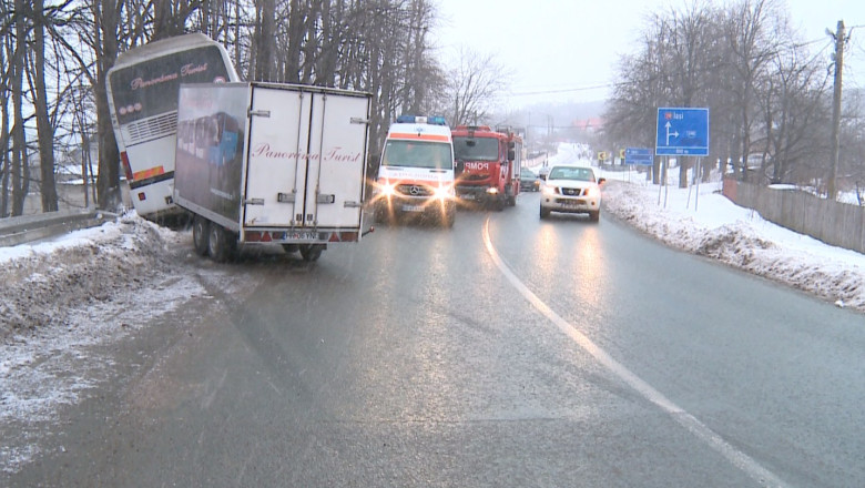 Autocar implicat intr-un accident grav. O persoana a fost internata la Spitalul de Urgente Imagine