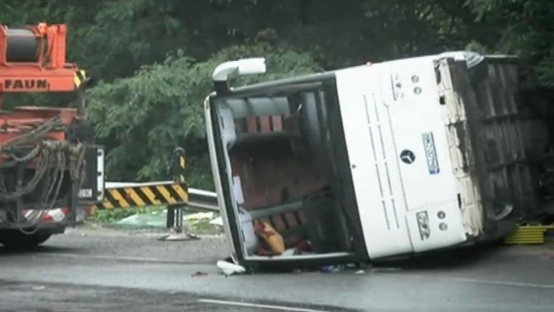 Autocar rasturnat in Bulgaria. Vacanta cu final tragic pentru un grup de romani Imagine