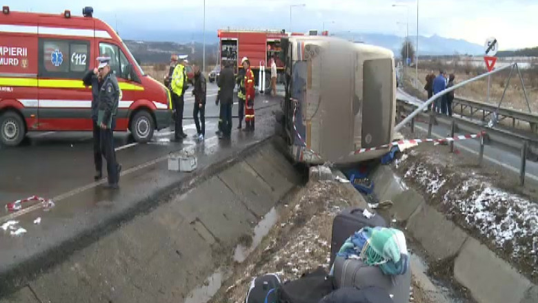 Autocar rasturnat in judetul Sibiu. Doi barbati si-au pierdut viata in urma accidentului Imagine