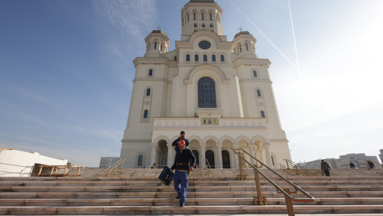 Autocare cu pelerini, in drum spre Catedrala Nationala. Cel mai mare lacas ortodox din lume se deschide cu o serie de recorduri Imagine