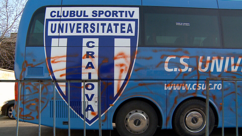 Autocarul echipei CS Universitatea Craiova, vandalizat Imagine