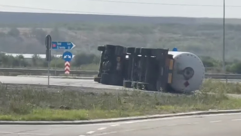 Autocisterna cu metan, rasturnata pe DN24A, langa Barlad: sunt pierderi de gaz, zeci de persoane evacuate, unele „mai mult cu forta” Imagine