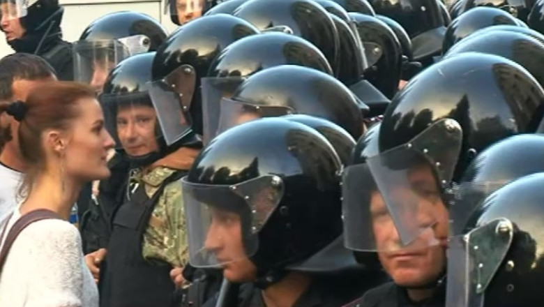 Autonomie sporita pentru Donetk si Lugansk, legea lustratiei si manifestatii la Kiev. NATO: Rusia mentine trupe in Ucraina Imagine