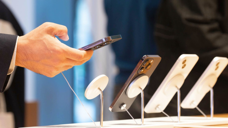 Autoritatile chineze ii indeamna pe veterani si pensionari sa lucreze la uzina unde se produc telefoane iPhone Imagine