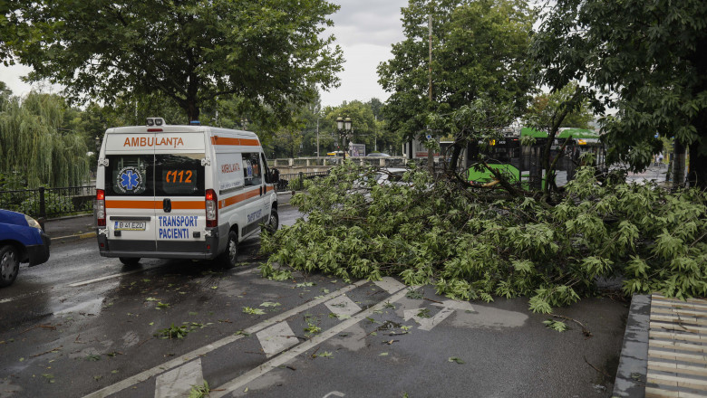 Autoritatile din Bucuresti si Ilfov spun ca sunt pregatite de ciclon. Prefect: Sunt 1.500 de oameni care pot actiona Imagine