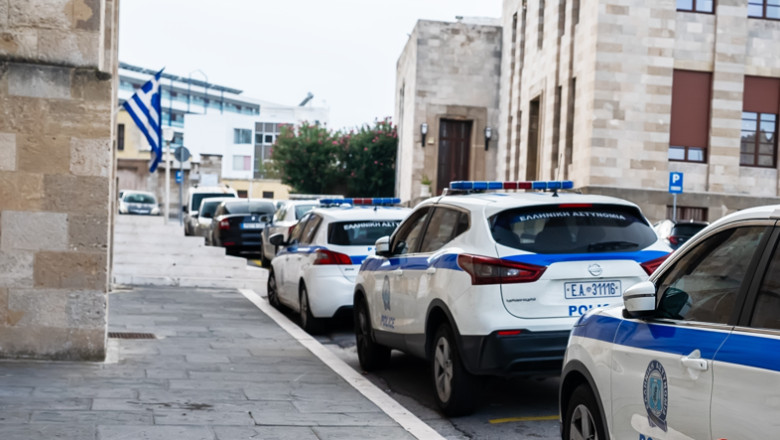 Autoritatile din Grecia au identificat transferuri suspecte de sume mari de bani efectuate de preoti catolici catre cluburi de noapte Imagine
