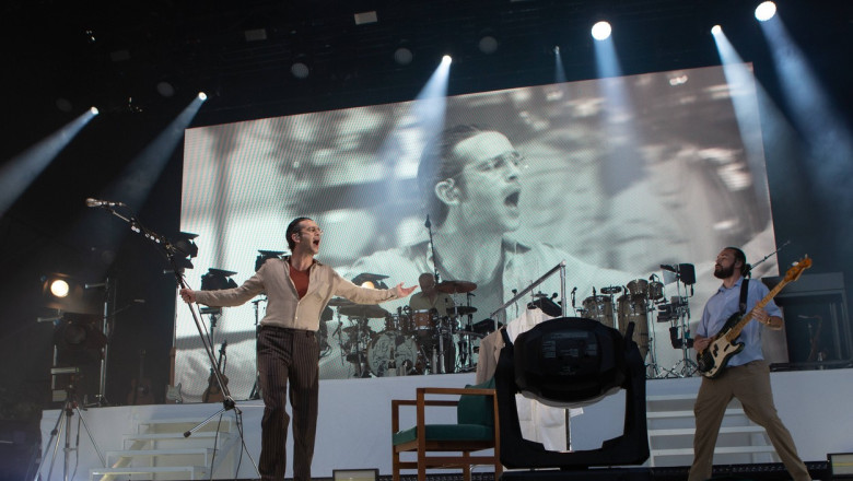 Autoritatile din Malaezia au intrerupt un festival dupa ce solistul The 1975 a sarutat pe scena un coleg de trupa Imagine