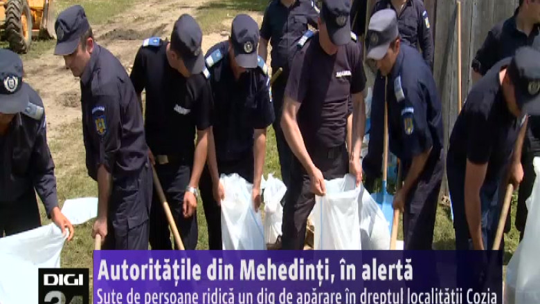 Autoritatile din Mehedinti, in alerta. Sute de persoane ridica un dig de aparare in dreptul localitatii Cozia   Imagine