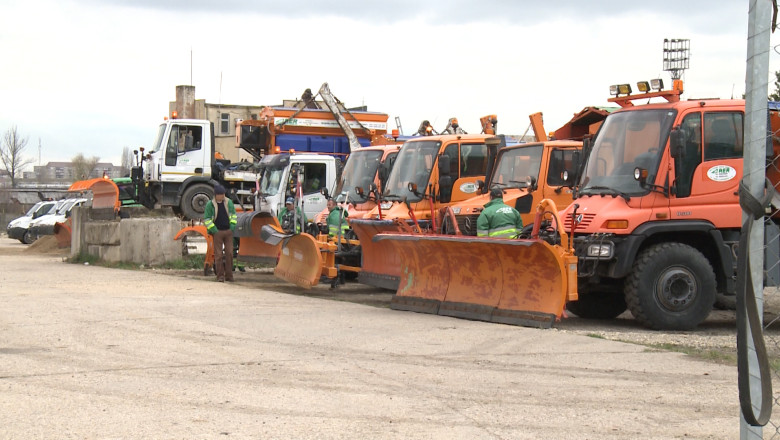Autoritatile din Oradea au verificat utilajelele de deszapezire si materialele antiderapante Imagine