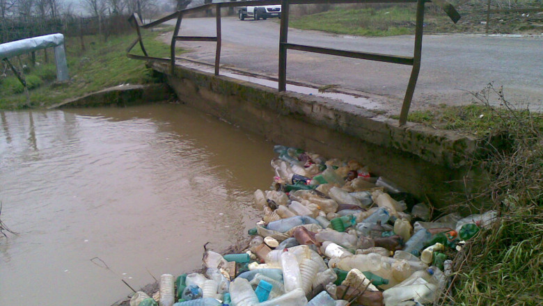 Autoritatile iau masuri din timp ca sa evite inundatiile. Primariile, avertizate sa curete raurile de deseuri Imagine