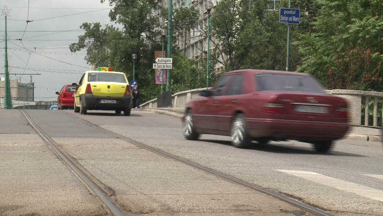 Autoritatile nu dau doi bani pe podurile Timisoarei. Trecatorii isi risca viata pe ele! Imagine